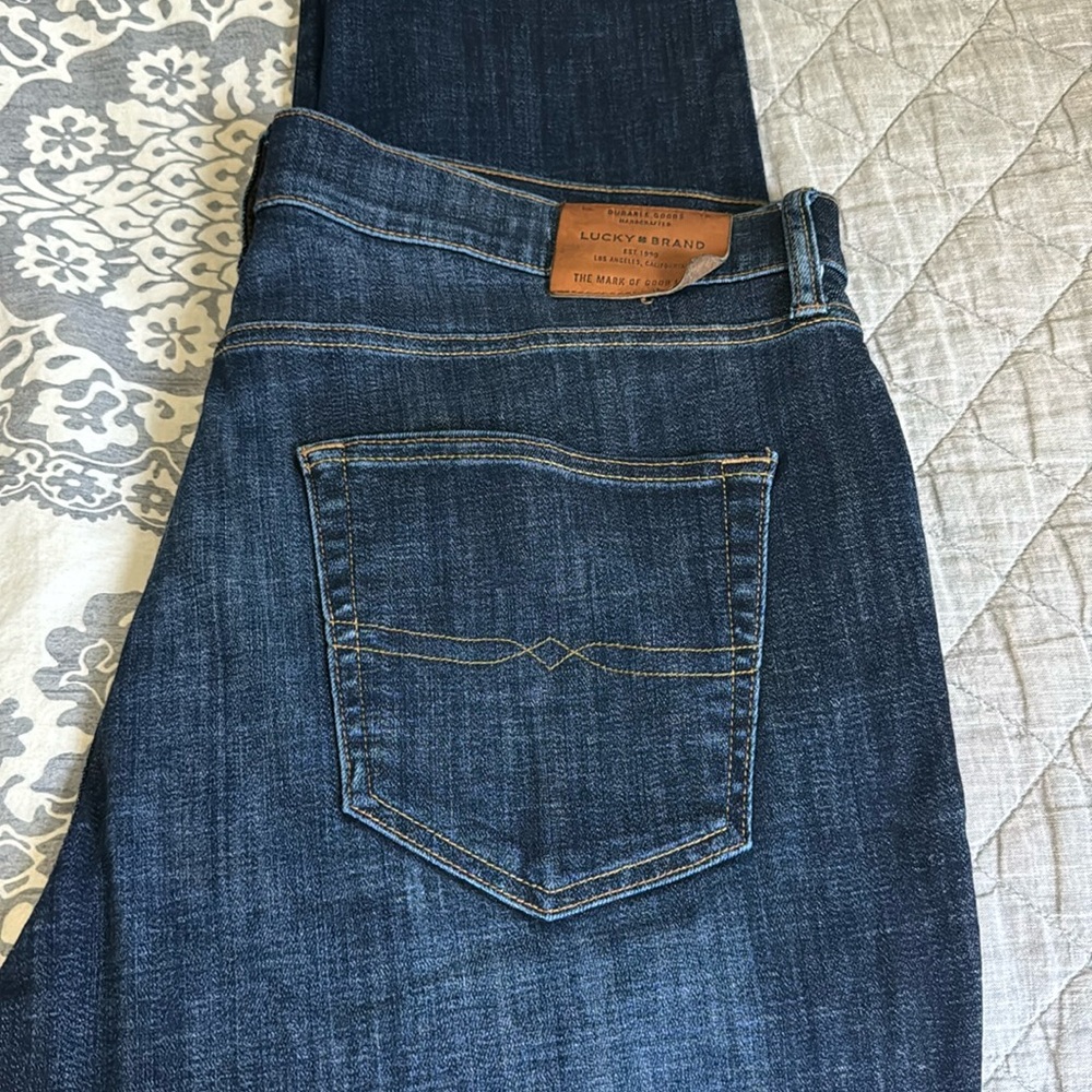 Men’s Lucky Brand athletic slim jeans- medium/dark wash